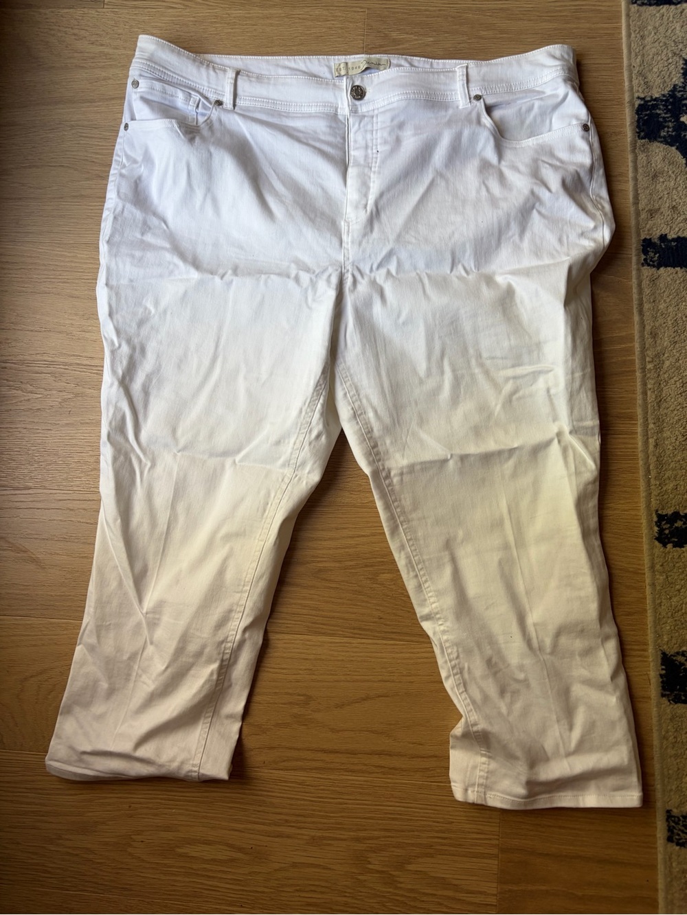 Cato White Capris — Clean Cropped Women's Pants